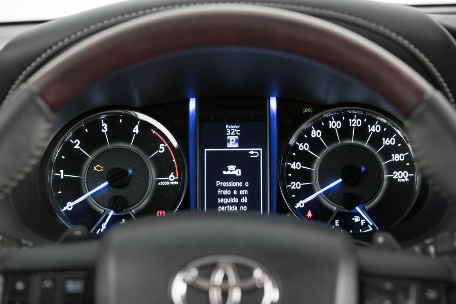 Панель приборов Toyota SW4 2016 года  (фото 32 из 32)